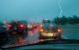 Conducir-tu-vehículo-con-lluvia
